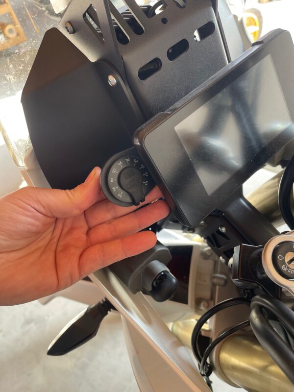 Universal 12V socket or USB support - Image 8